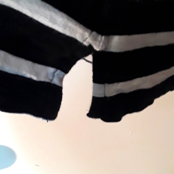 Old Navy Black and White Striped Longsleeve Top size medium - Picture 5 of 5